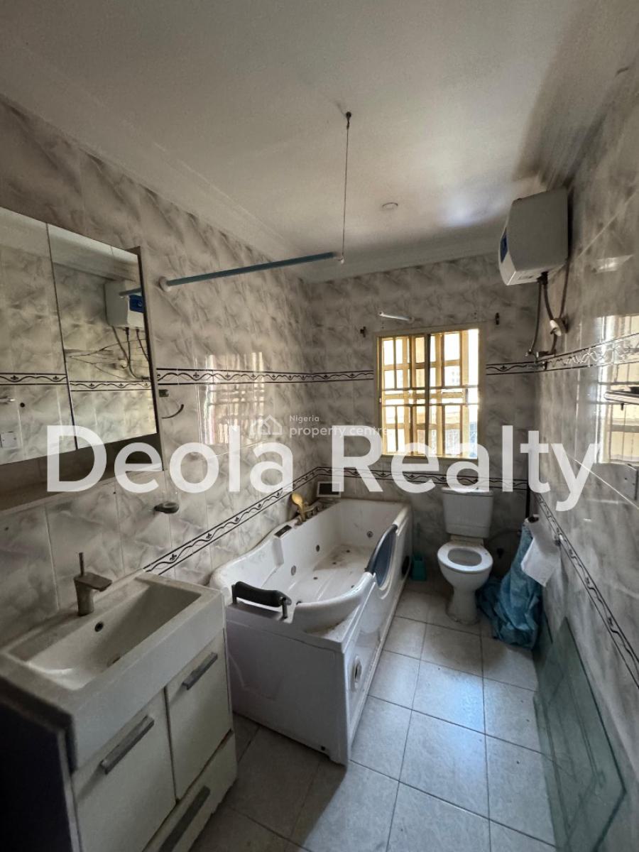 a Well Maintained 3 Bedroom Apartment(upstair), Off Admiralty, Lekki Phase 1, Lekki, Lagos, Flat / Apartment for Rent