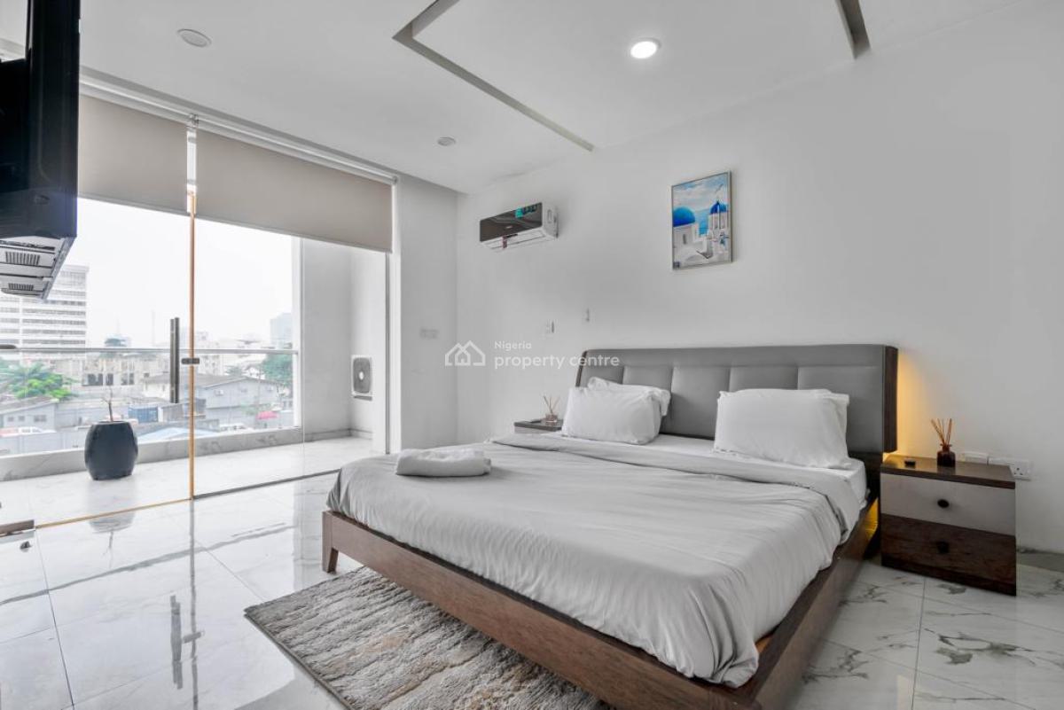 3-bedroom Waterfront Apartment with Snooker, Table Tennis, and Ps5 *av, Lekki Phase 1, Lekki, Lagos, Flat / Apartment Short Let