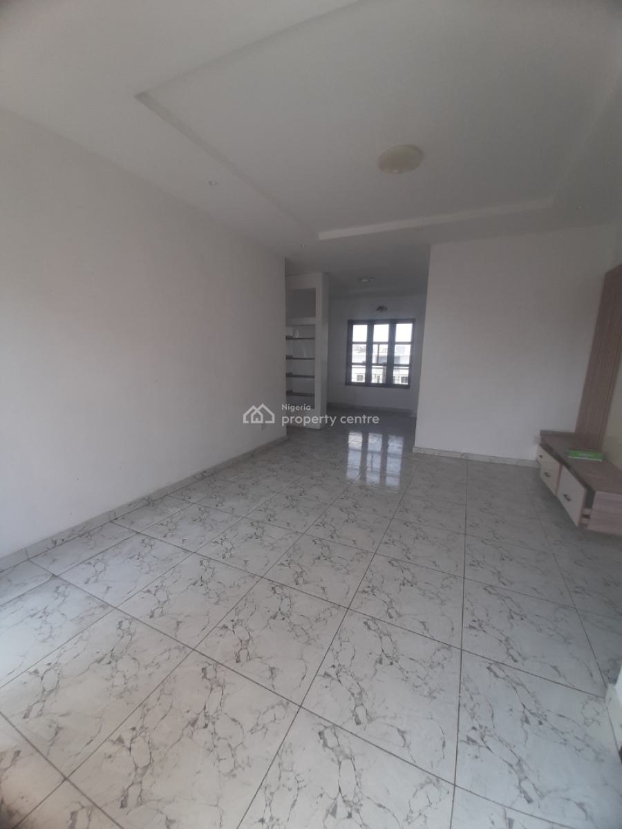 Serviced 2 Bedroom En-suite Flat, Upfloor, Lekki Phase 1, Lekki, Lagos, Flat / Apartment for Rent
