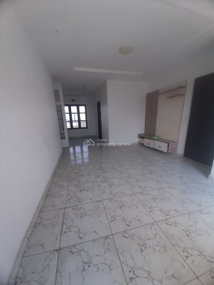 Serviced 2 Bedroom En-suite Flat, Upfloor, Lekki Phase 1, Lekki, Lagos, Flat / Apartment for Rent