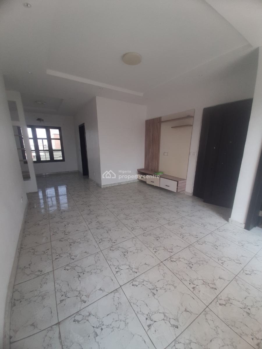 Serviced 2 Bedroom En-suite Flat, Upfloor, Lekki Phase 1, Lekki, Lagos, Flat / Apartment for Rent