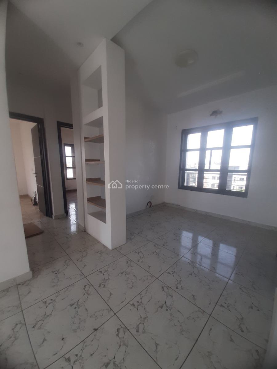 Serviced 2 Bedroom En-suite Flat, Upfloor, Lekki Phase 1, Lekki, Lagos, Flat / Apartment for Rent