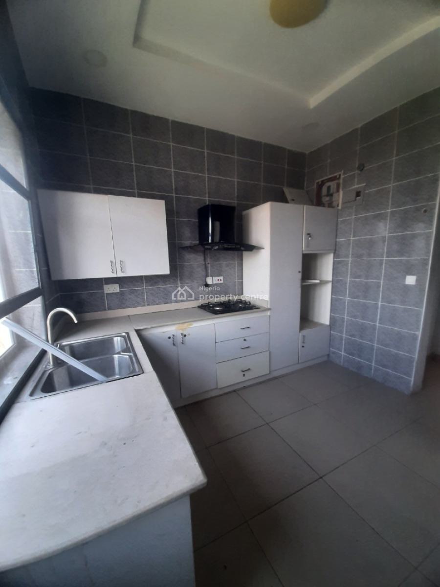 Serviced 2 Bedroom En-suite Flat, Upfloor, Lekki Phase 1, Lekki, Lagos, Flat / Apartment for Rent