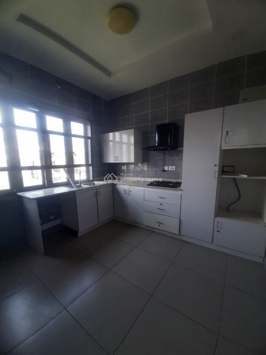 Serviced 2 Bedroom En-suite Flat, Upfloor, Lekki Phase 1, Lekki, Lagos, Flat / Apartment for Rent