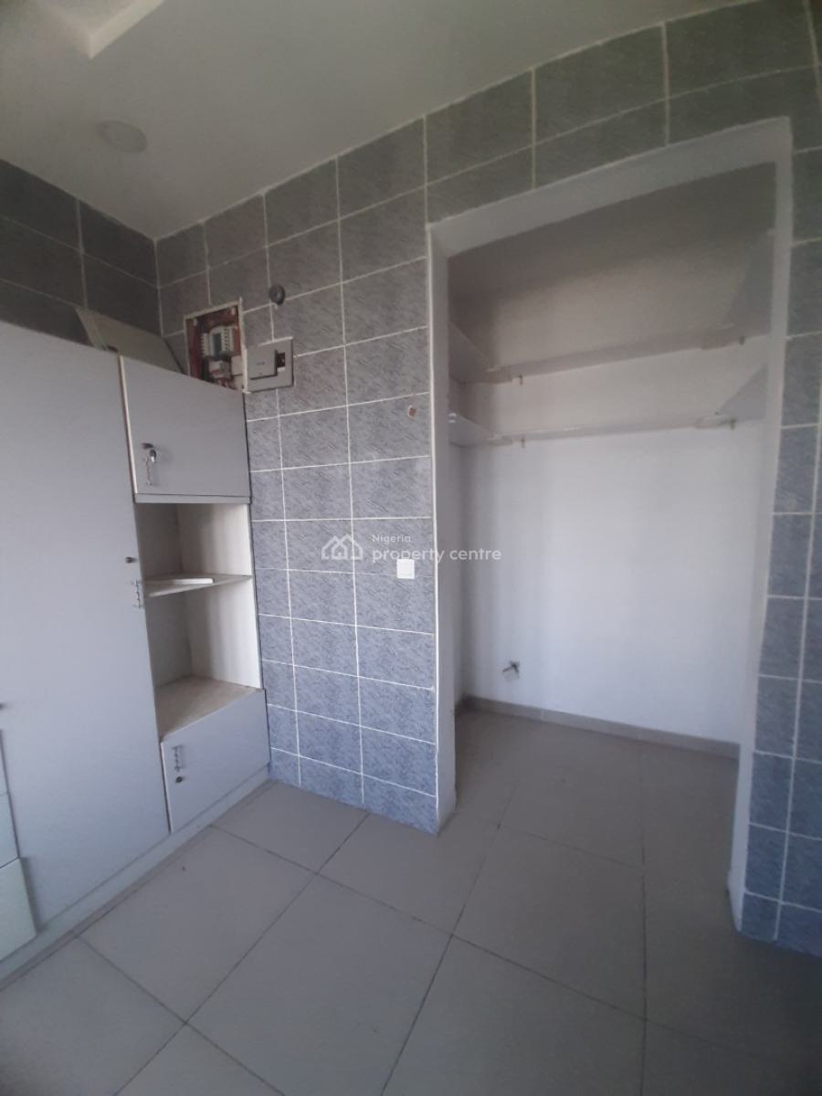 Serviced 2 Bedroom En-suite Flat, Upfloor, Lekki Phase 1, Lekki, Lagos, Flat / Apartment for Rent