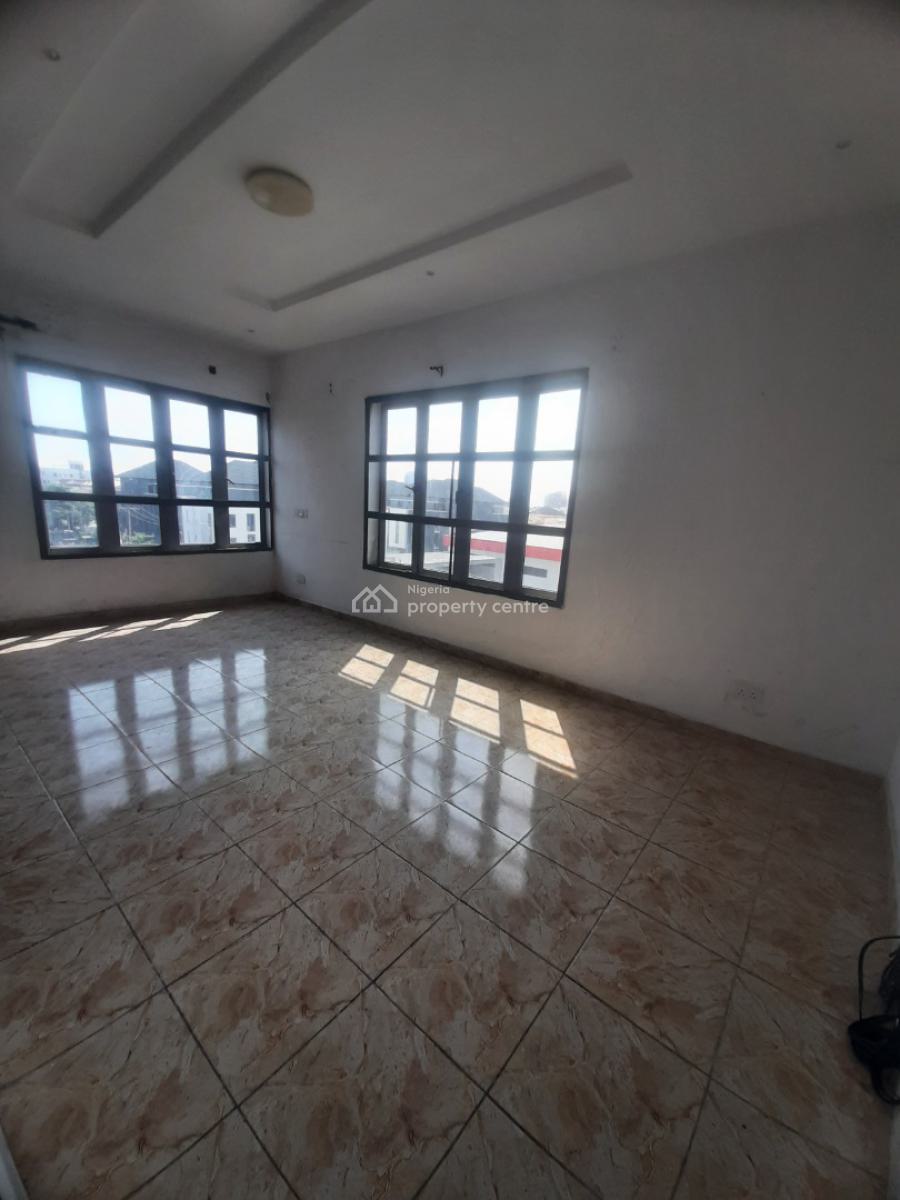 Serviced 2 Bedroom En-suite Flat, Upfloor, Lekki Phase 1, Lekki, Lagos, Flat / Apartment for Rent