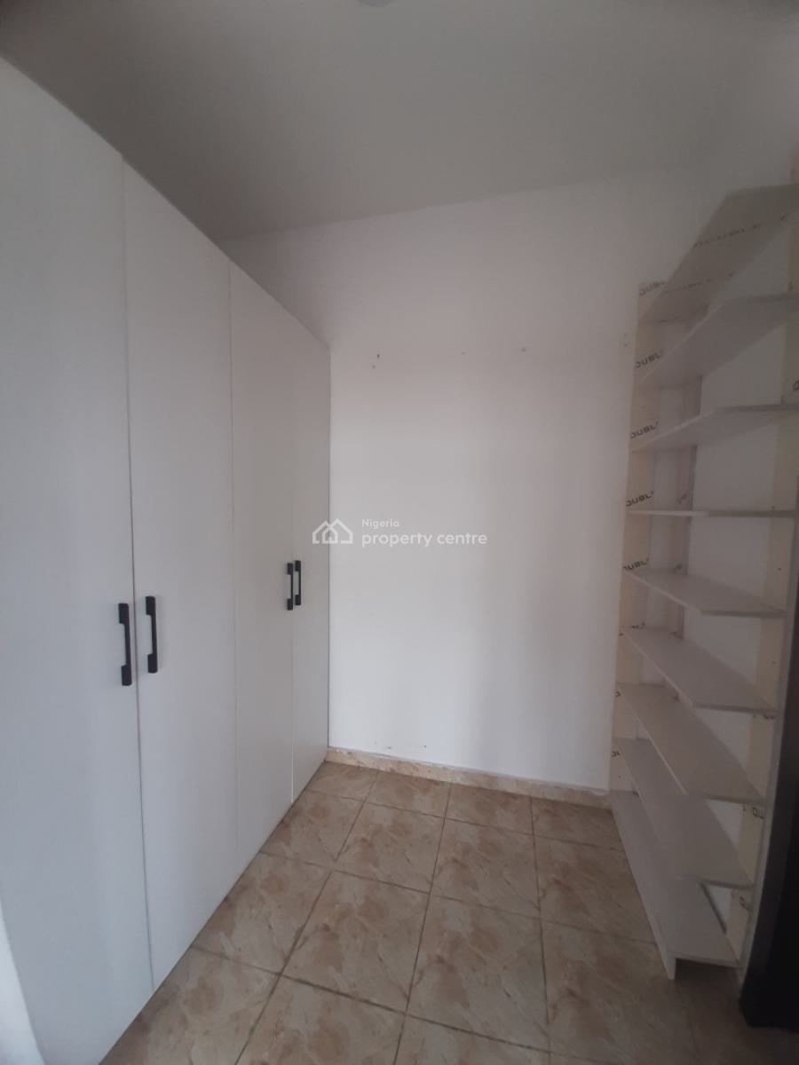 Serviced 2 Bedroom En-suite Flat, Upfloor, Lekki Phase 1, Lekki, Lagos, Flat / Apartment for Rent