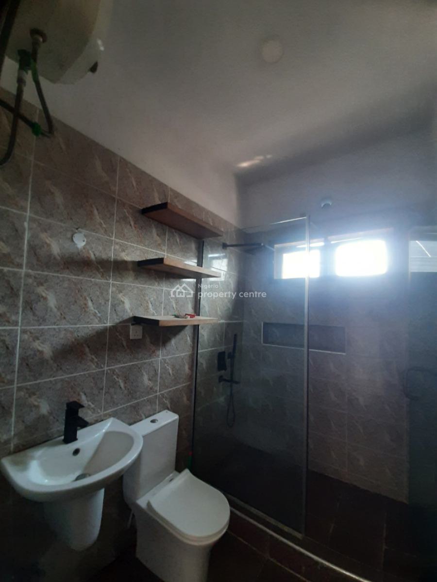Serviced 2 Bedroom En-suite Flat, Upfloor, Lekki Phase 1, Lekki, Lagos, Flat / Apartment for Rent