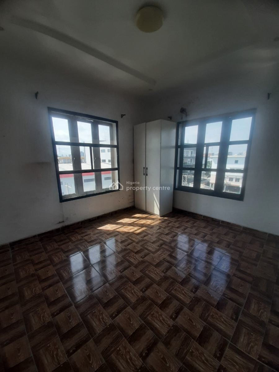 Serviced 2 Bedroom En-suite Flat, Upfloor, Lekki Phase 1, Lekki, Lagos, Flat / Apartment for Rent