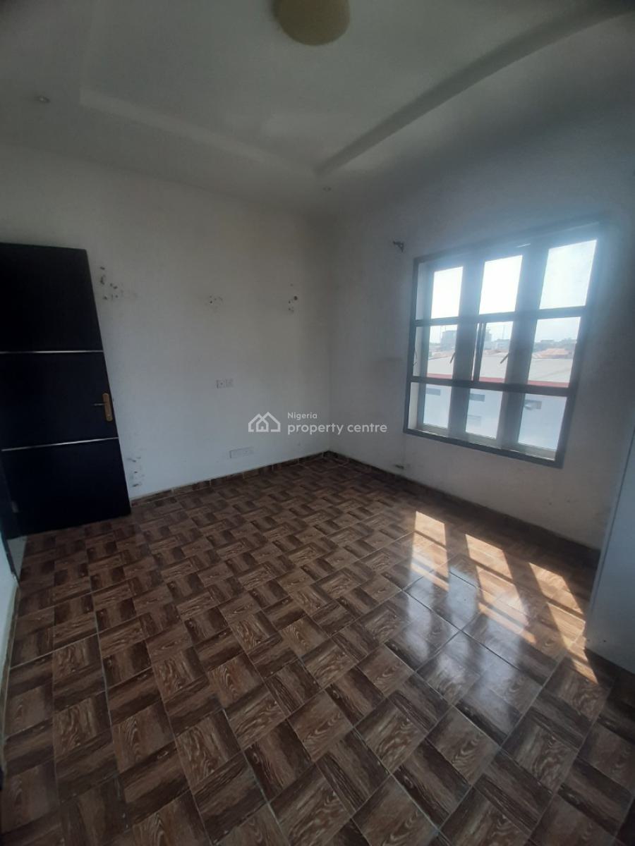 Serviced 2 Bedroom En-suite Flat, Upfloor, Lekki Phase 1, Lekki, Lagos, Flat / Apartment for Rent