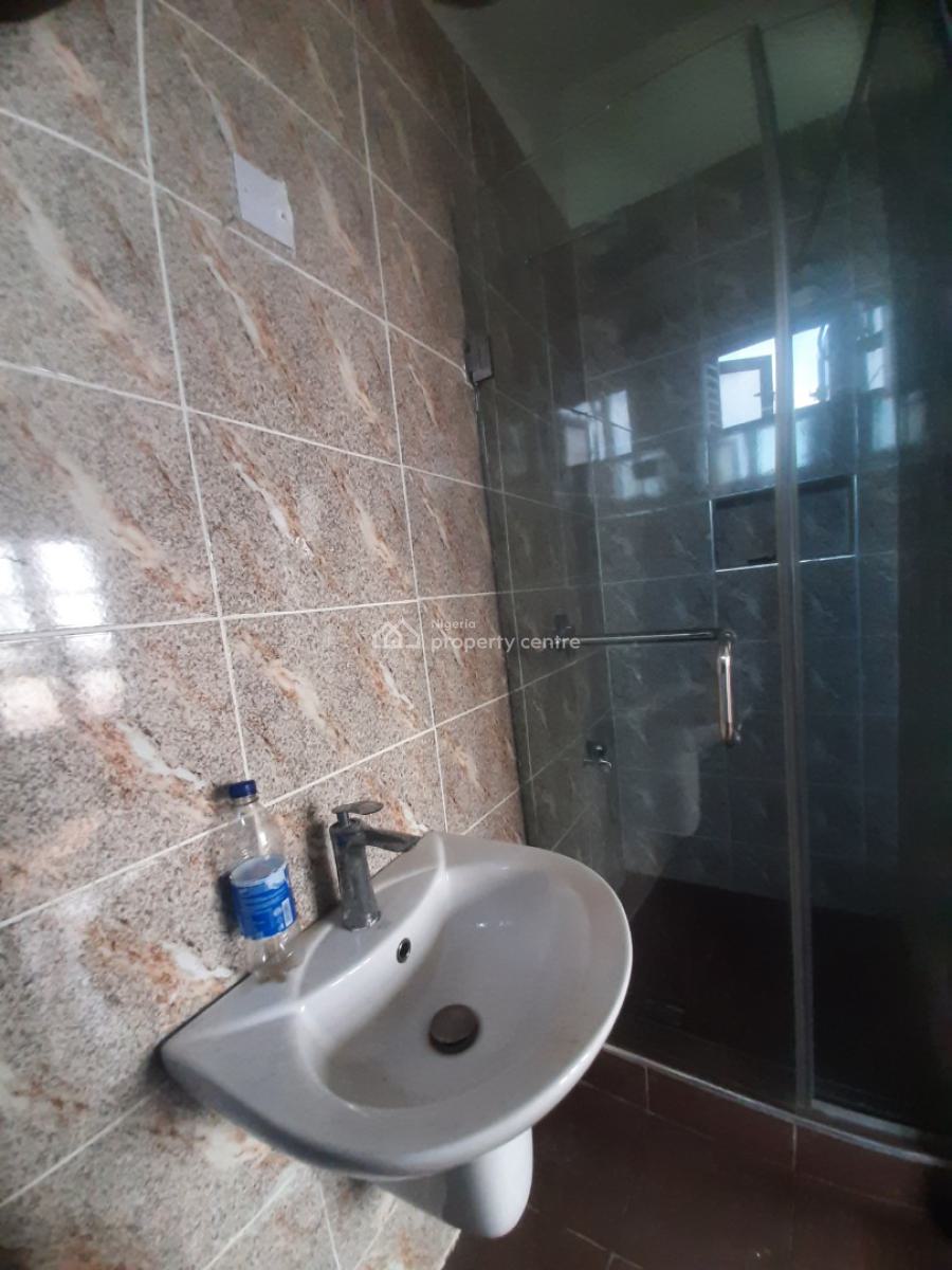 Serviced 2 Bedroom En-suite Flat, Upfloor, Lekki Phase 1, Lekki, Lagos, Flat / Apartment for Rent