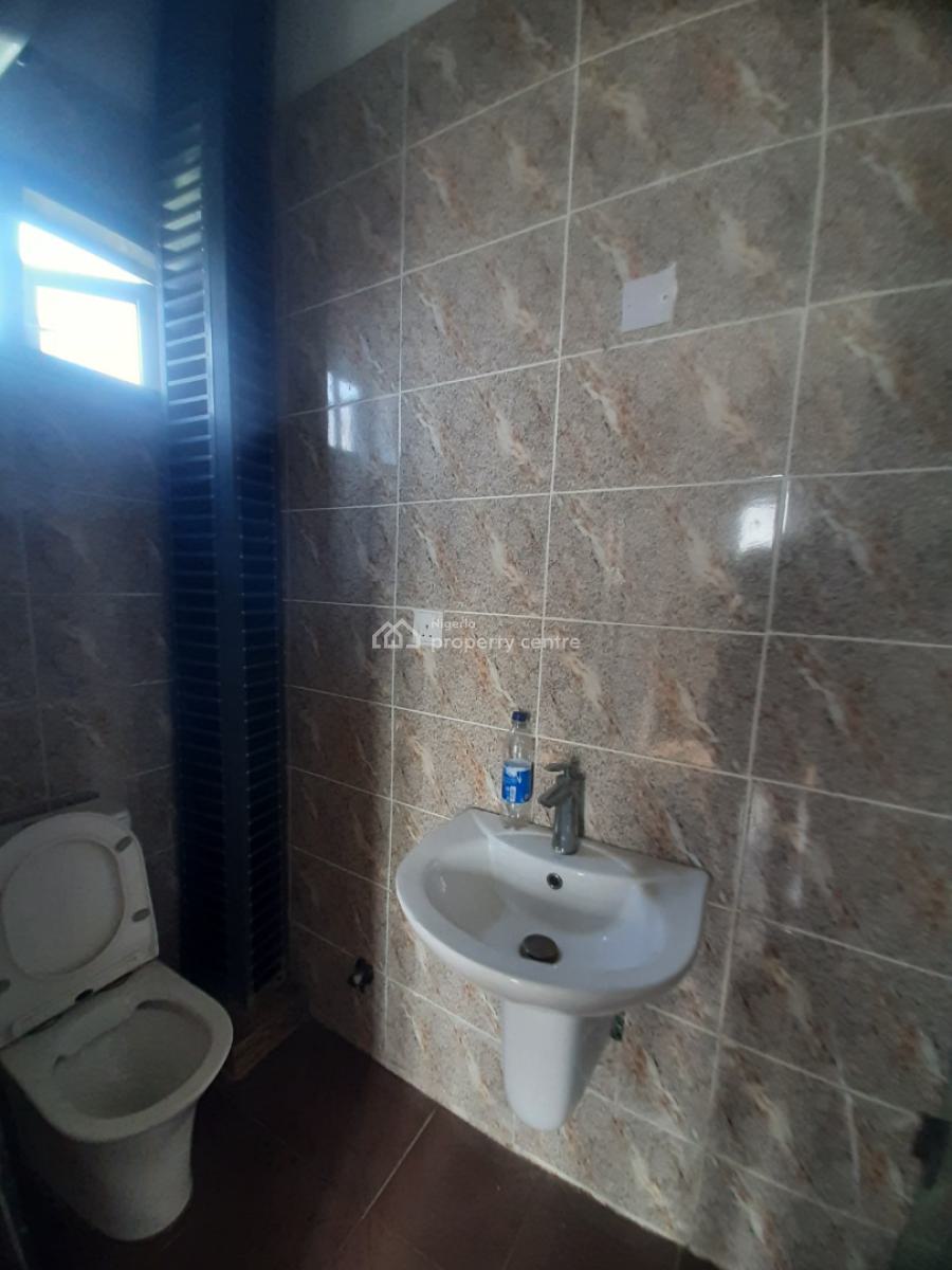Serviced 2 Bedroom En-suite Flat, Upfloor, Lekki Phase 1, Lekki, Lagos, Flat / Apartment for Rent