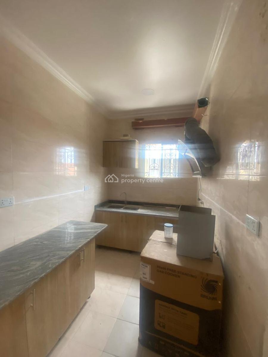 Spacious and Serviced 2 Bedroom Flat Upstairs, Off Admiralty Road, Lekki Phase 1 Lagos, Lekki Phase 1, Lekki, Lagos, Flat / Apartment for Rent