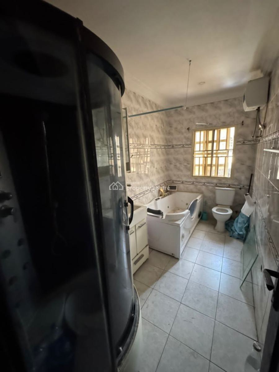 Well Maintained 3 Bedroom Apartment, Off Admiralty Way, Lekki Phase 1, Lekki, Lagos, Flat / Apartment for Rent