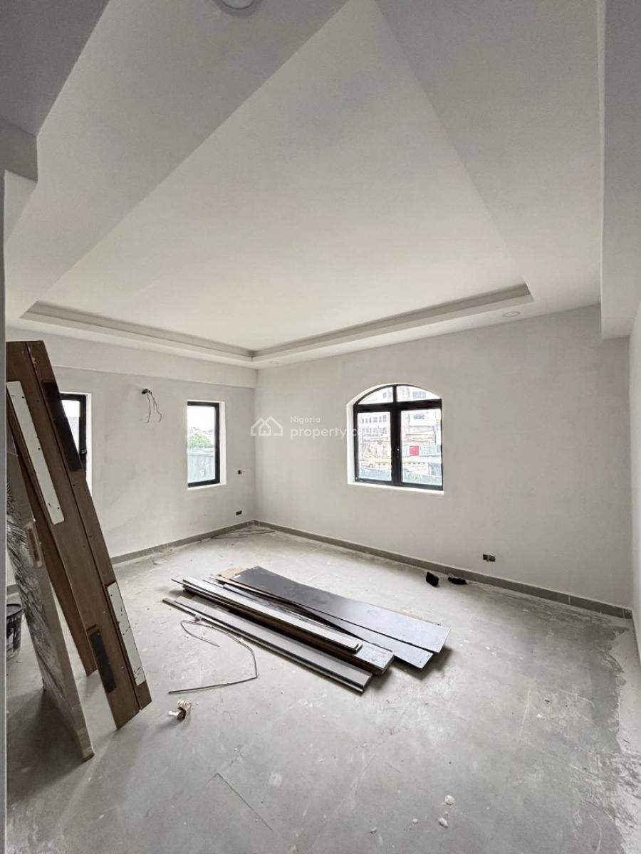 Spacious  3 Bedroom Apartment, Lekki Phase 1, Lekki, Lagos, Flat / Apartment for Sale