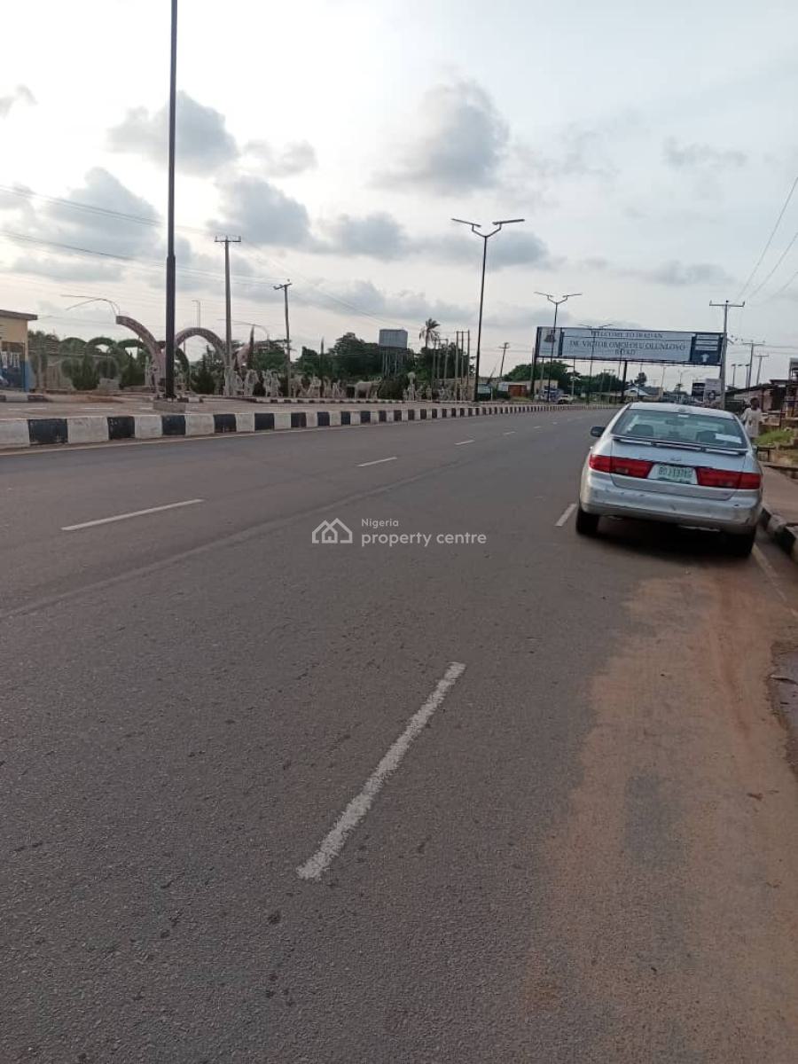 5 Bedroom Duplex with 2 Bed, 1 Bed and a Room Self-contained, Alakia Area, Ibadan, Oyo, Hotel / Guest House for Sale