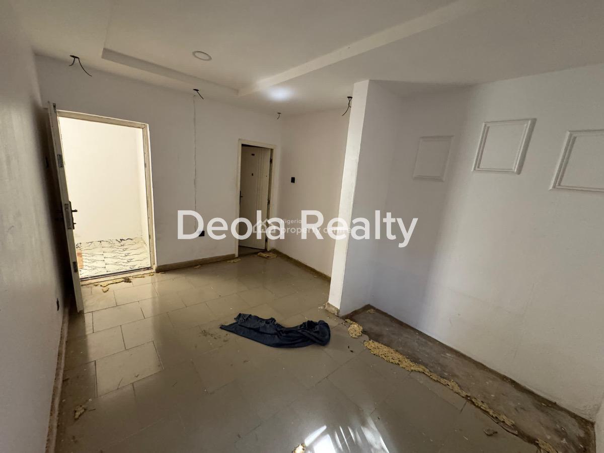 a Well Maintained 2 Bedroom Apartment(downstair), Off Admiralty, Lekki Phase 1, Lekki, Lagos, Flat / Apartment for Rent