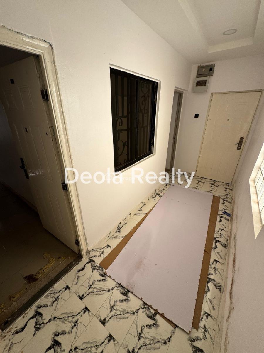 a Well Maintained 2 Bedroom Apartment(downstair), Off Admiralty, Lekki Phase 1, Lekki, Lagos, Flat / Apartment for Rent