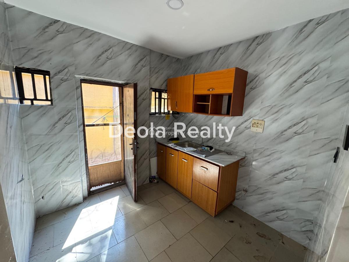a Well Maintained 2 Bedroom Apartment(downstair), Off Admiralty, Lekki Phase 1, Lekki, Lagos, Flat / Apartment for Rent