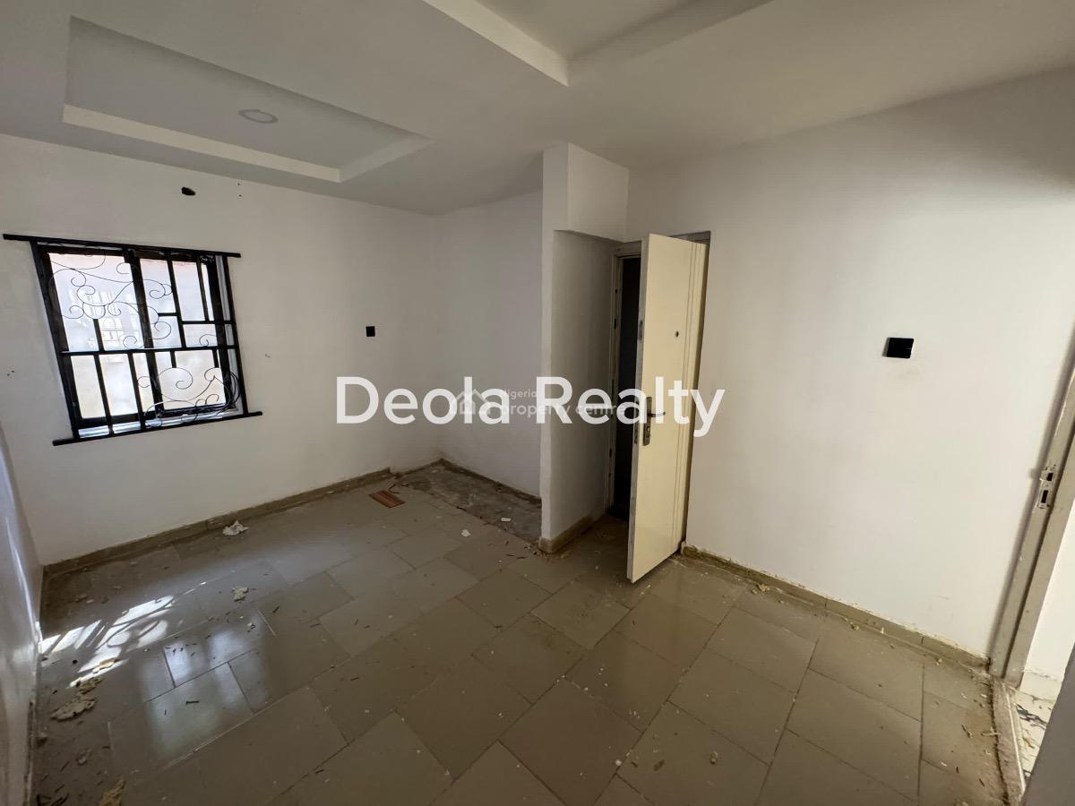 a Well Maintained 2 Bedroom Apartment(downstair), Off Admiralty, Lekki Phase 1, Lekki, Lagos, Flat / Apartment for Rent