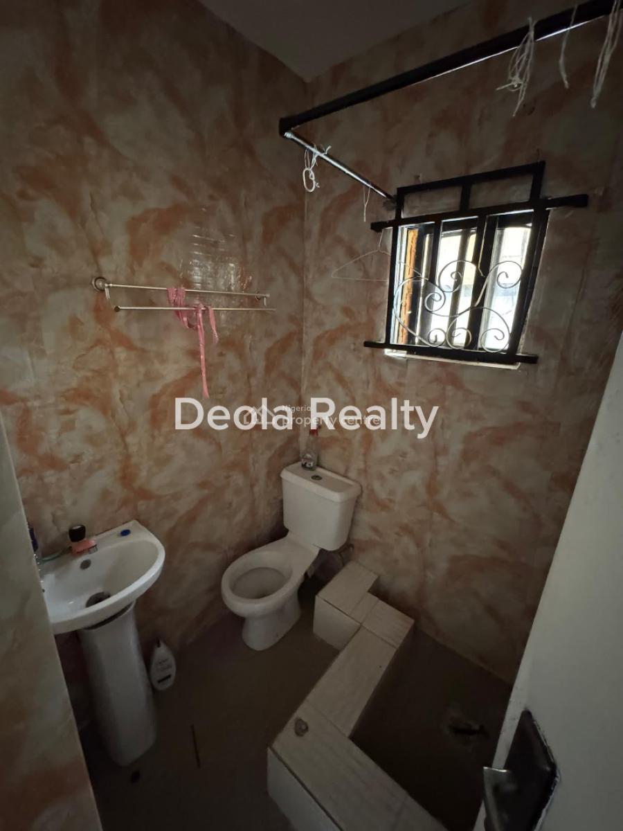 a Well Maintained 2 Bedroom Apartment(downstair), Off Admiralty, Lekki Phase 1, Lekki, Lagos, Flat / Apartment for Rent