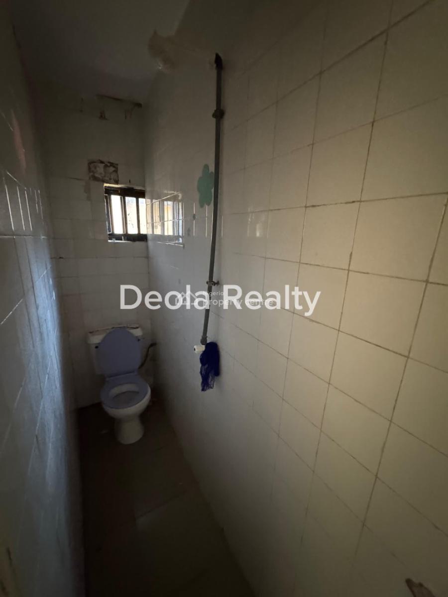 a Well Maintained 2 Bedroom Apartment(downstair), Off Admiralty, Lekki Phase 1, Lekki, Lagos, Flat / Apartment for Rent