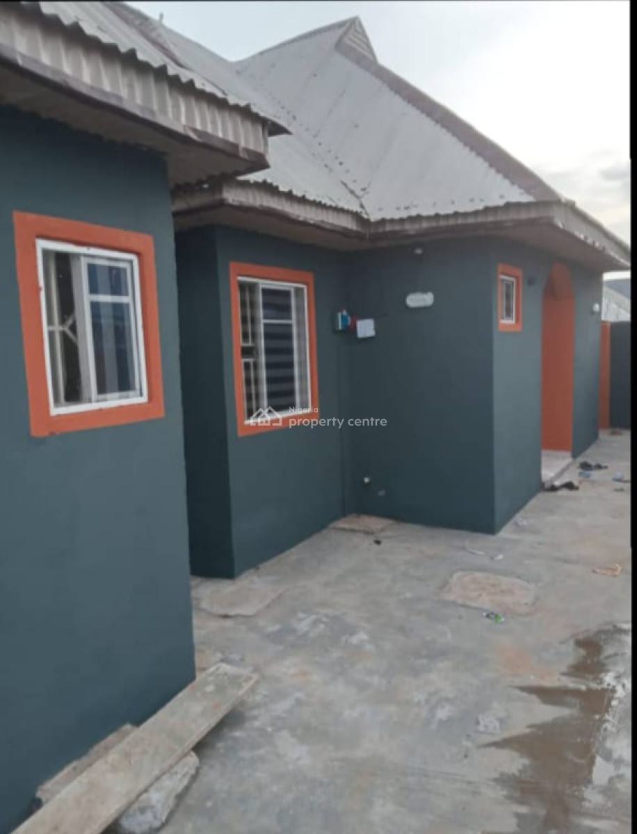 Standard 2unit of Room/p Self Contained and 3unit of Shop at Front, Akede Okebale Area Osogbo, Osogbo, Osun, Semi-detached Bungalow for Sale