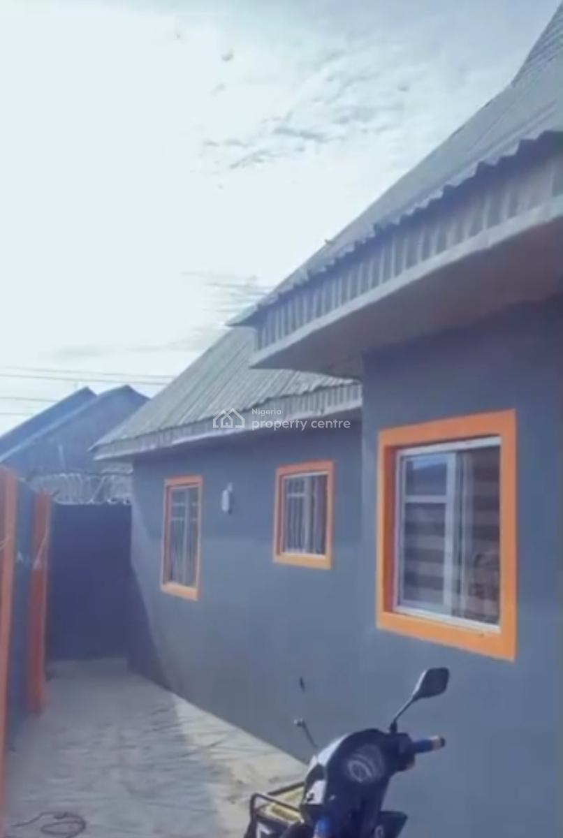 Standard 2unit of Room/p Self Contained and 3unit of Shop at Front, Akede Okebale Area Osogbo, Osogbo, Osun, Semi-detached Bungalow for Sale
