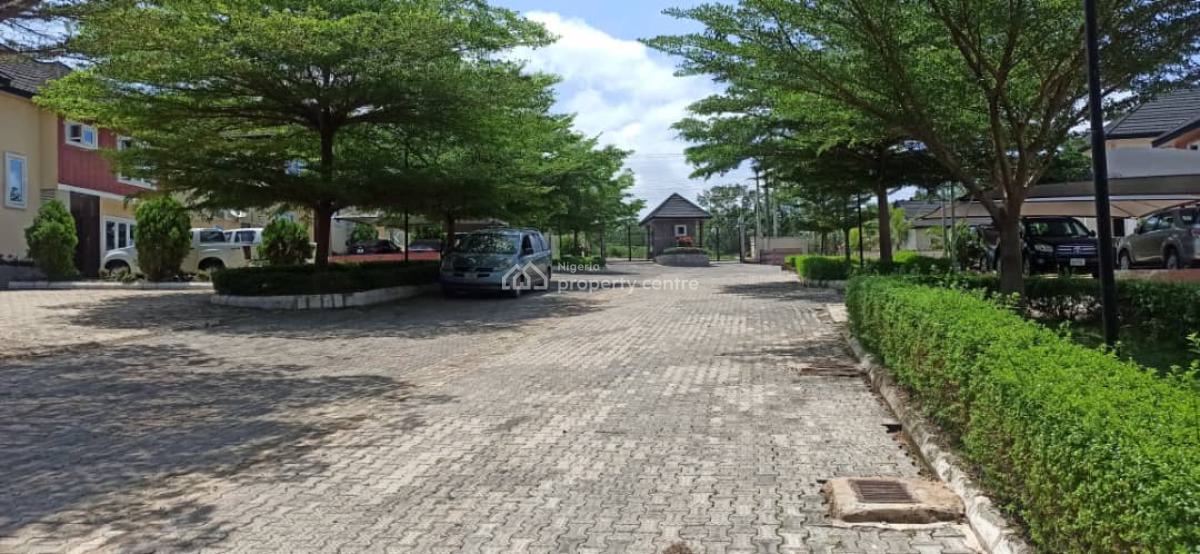 a Solid 3 Bedrooms Duplex with a Maid Room, Golfview Estate, Link Reservations, Onireke Gra., Ibadan, Oyo, Semi-detached Duplex for Sale