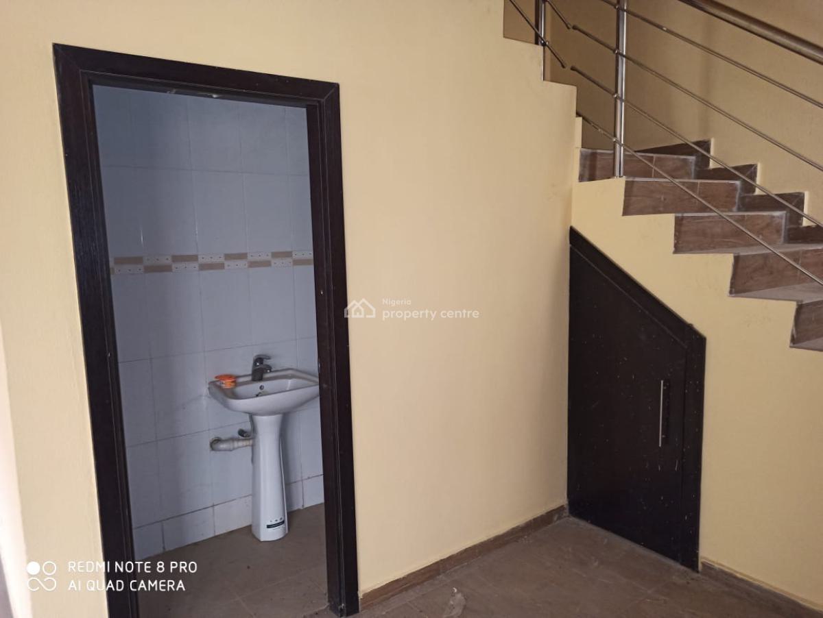 a Solid 3 Bedrooms Duplex with a Maid Room, Golfview Estate, Link Reservations, Onireke Gra., Ibadan, Oyo, Semi-detached Duplex for Sale