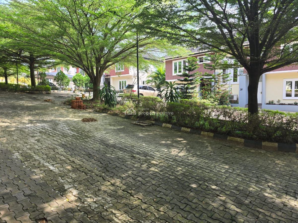 a Solid 3 Bedrooms Duplex with a Maid Room, Golfview Estate, Link Reservations, Onireke Gra., Ibadan, Oyo, Semi-detached Duplex for Sale