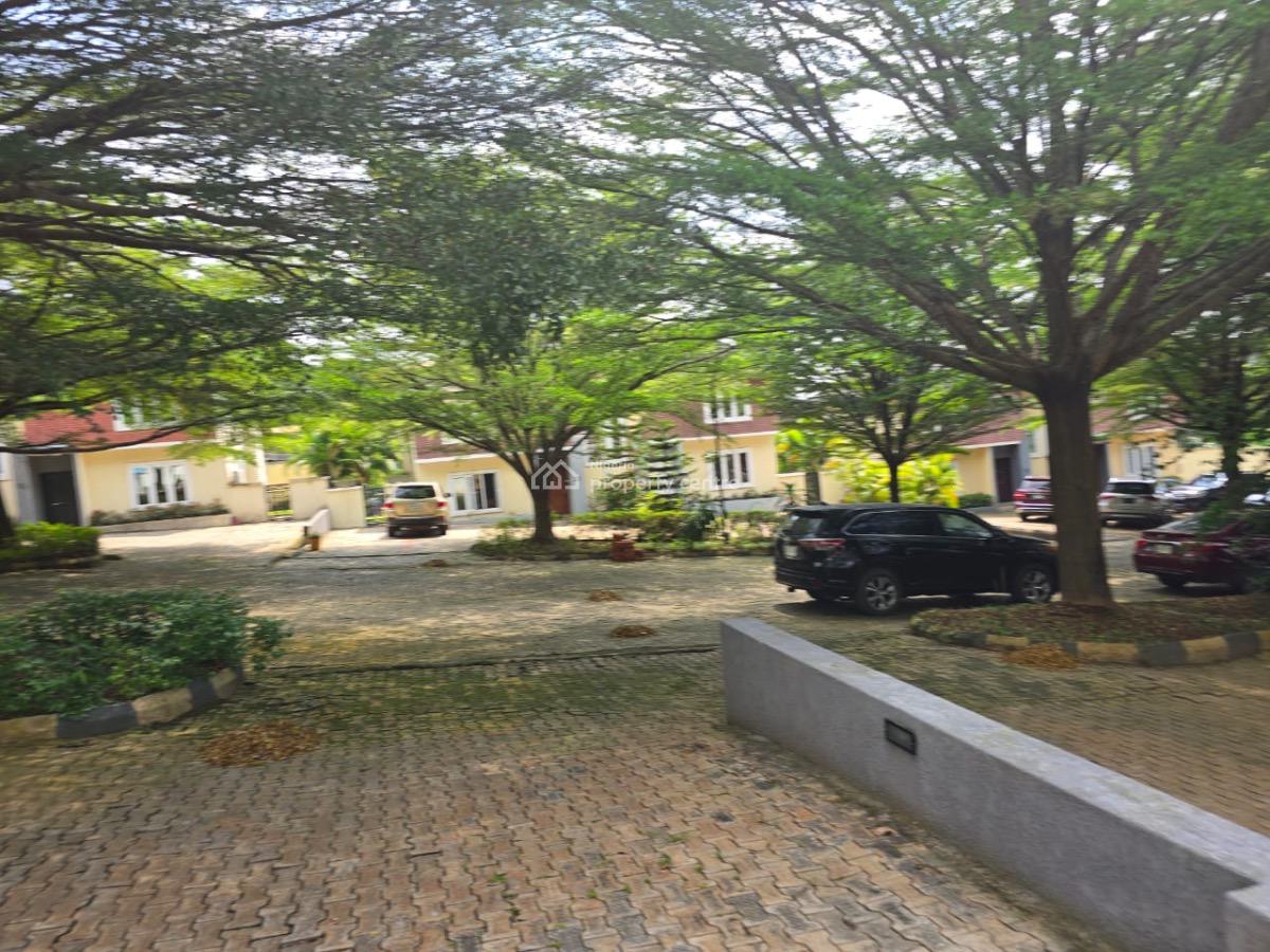 a Solid 3 Bedrooms Duplex with a Maid Room, Golfview Estate, Link Reservations, Onireke Gra., Ibadan, Oyo, Semi-detached Duplex for Sale