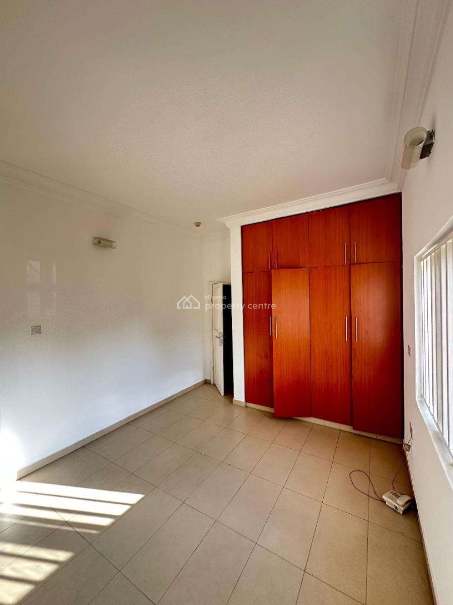 Clean 3-bedroom Apartment with Bq, Lekki Phase 1, Lekki, Lagos, Flat / Apartment for Rent