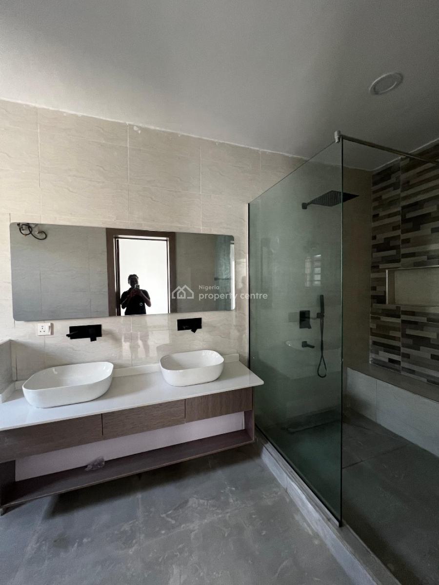 Three Bedroom Serviced Apartment with Gym & Spacious Bq, Lekki Phase 1, Lekki, Lagos, Flat / Apartment for Sale