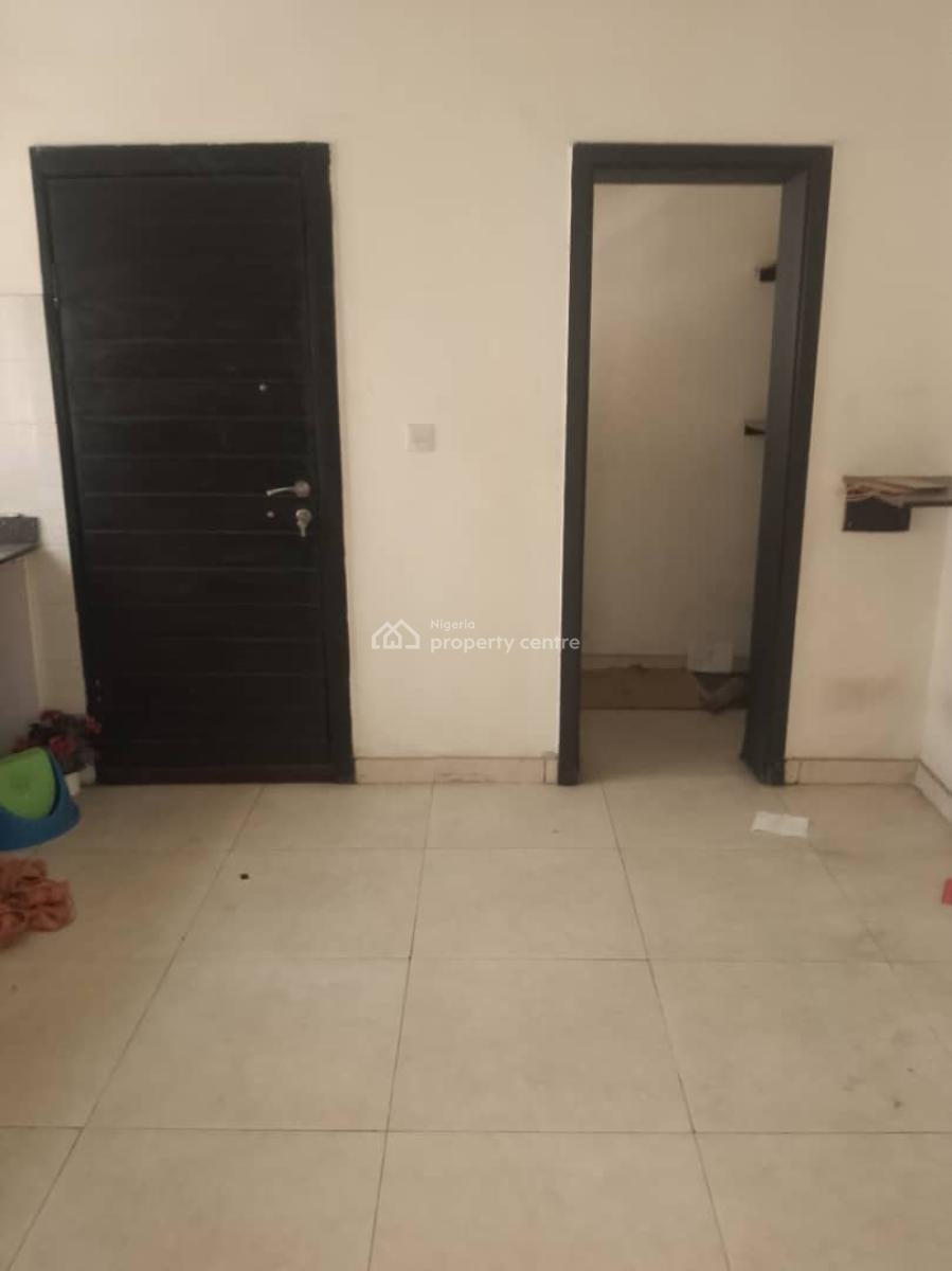 Self Serviced Well Maintained Three (3) Bedroom Apartment (ground Floo, Lekki Right, Lekki Phase 1, Lekki, Lagos, Flat / Apartment for Rent