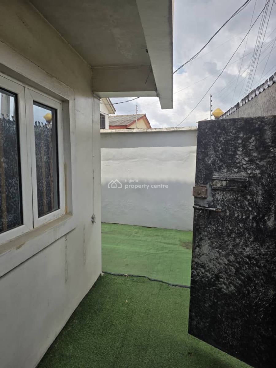 Distress 4 Bedroom Duplex with Bq, Surulere, Lagos, Semi-detached Duplex for Sale