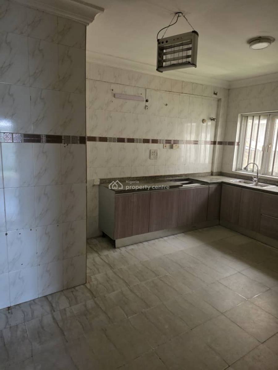 Distress 4 Bedroom Duplex with Bq, Surulere, Lagos, Semi-detached Duplex for Sale