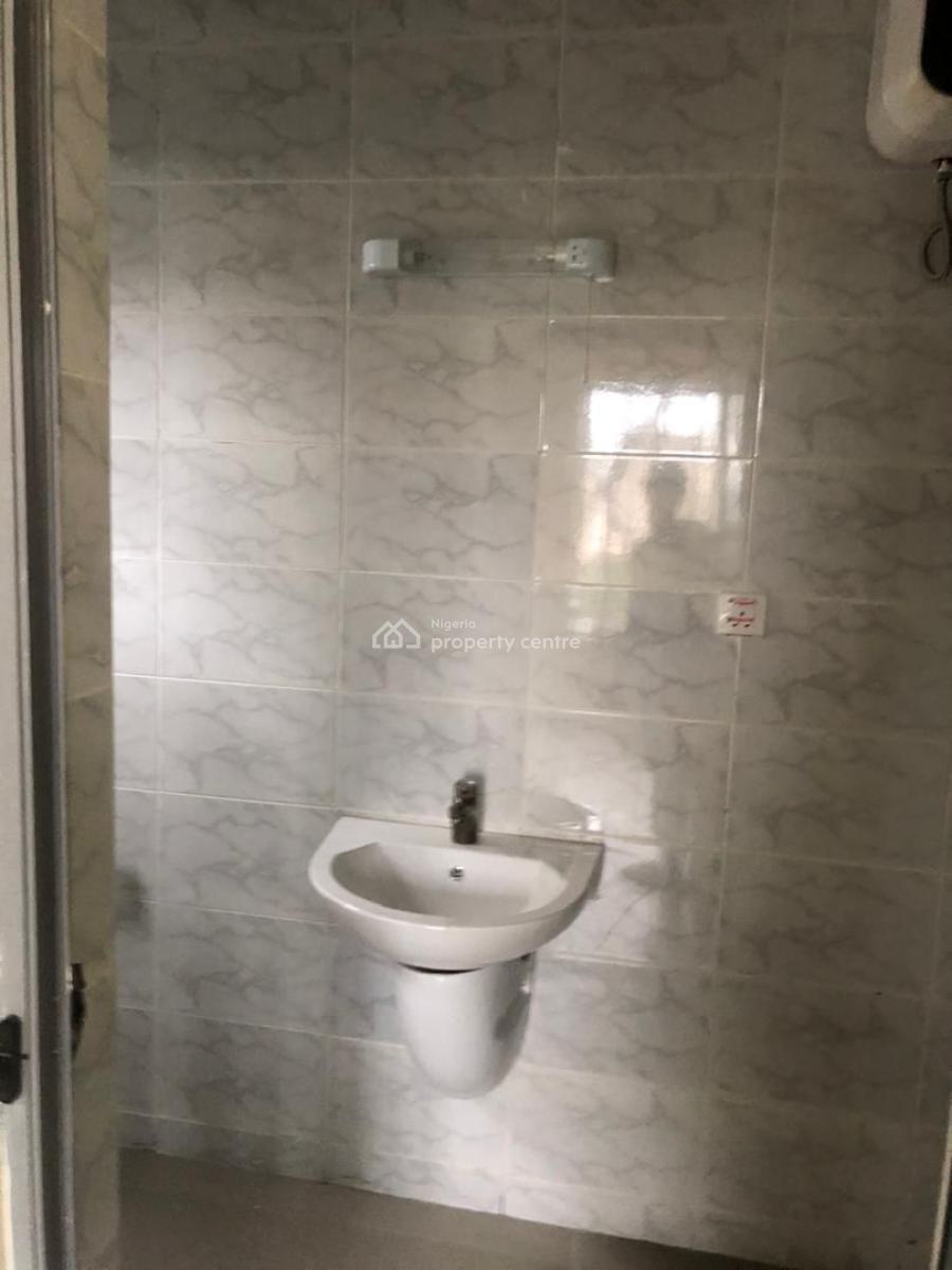 Executive Spacious 3 Bedroom Flat, Olaleye New Town, Iponri, Surulere, Lagos, Flat / Apartment for Rent