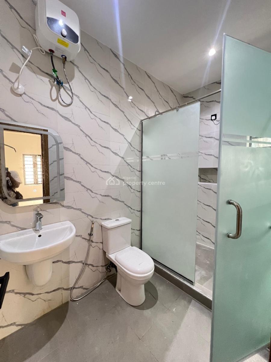 Contemporary 2 Bedroom Apartment with Swimming Pool and Elevator, Lekki Phase 1, Lekki, Lagos, Flat / Apartment for Sale