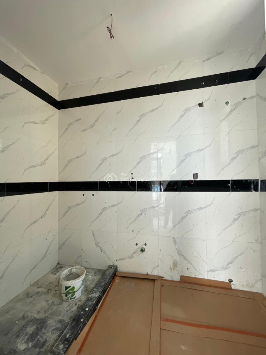 Spacious 2 Bedroom Apartment with Gym & Elevator Suitable for Invest, Lekki Phase 1, Lekki, Lagos, Flat / Apartment for Sale