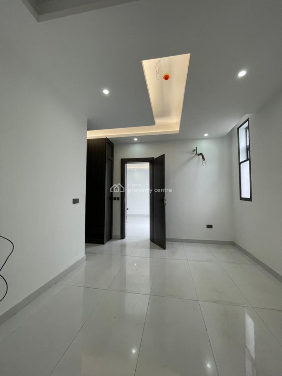 Spacious 2 Bedroom Apartment with Elevator and Gym., Lekki Phase 1, Lekki, Lagos, Flat / Apartment for Sale