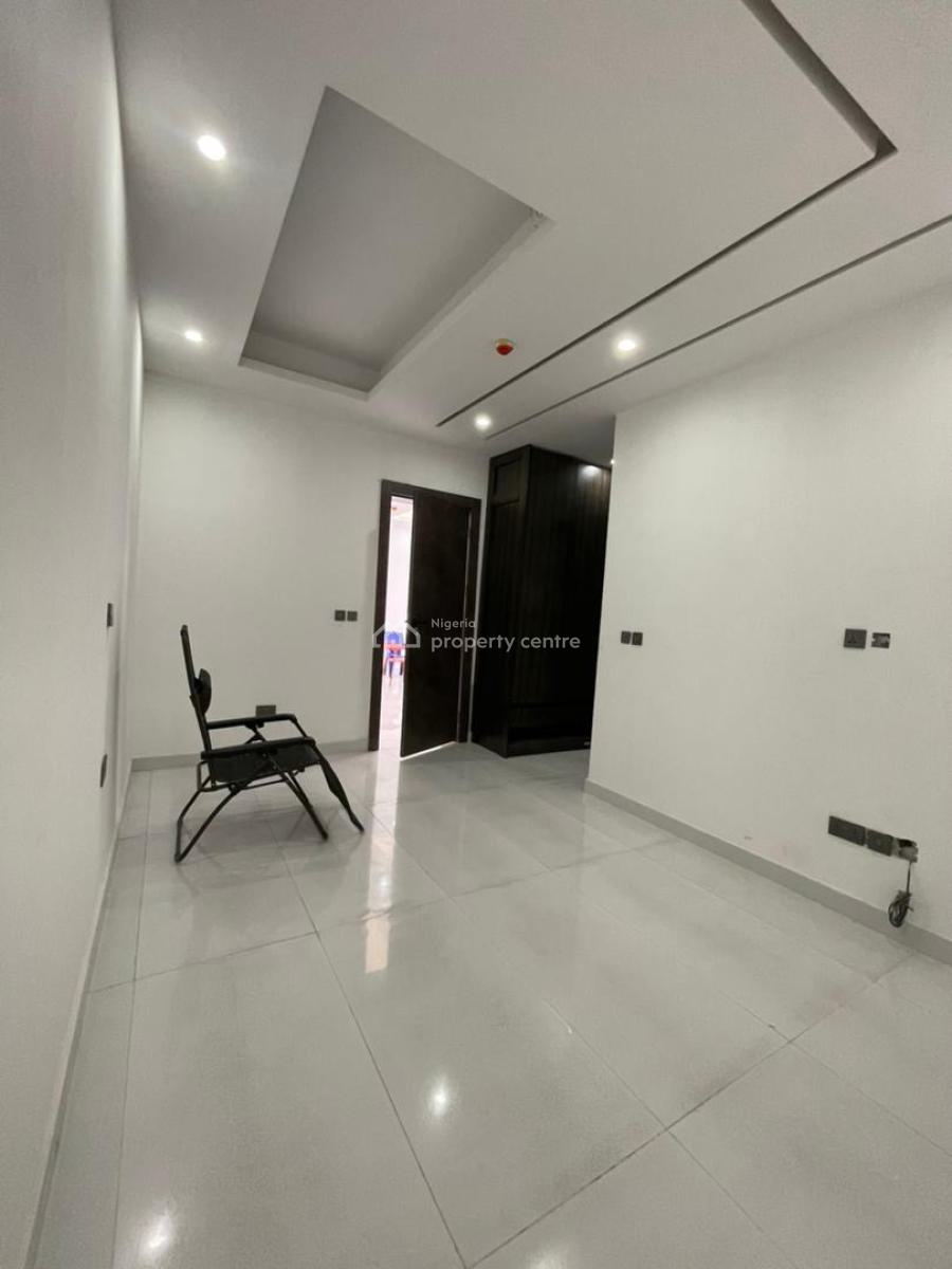 Spacious 2 Bedroom Apartment with Elevator and Gym., Lekki Phase 1, Lekki, Lagos, Flat / Apartment for Sale