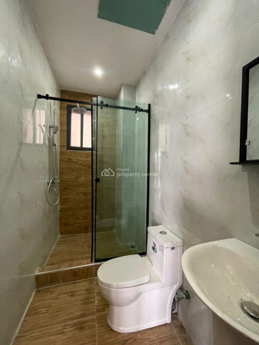 Spacious 2 Bedroom Apartment with Elevator and Gym., Lekki Phase 1, Lekki, Lagos, Flat / Apartment for Sale