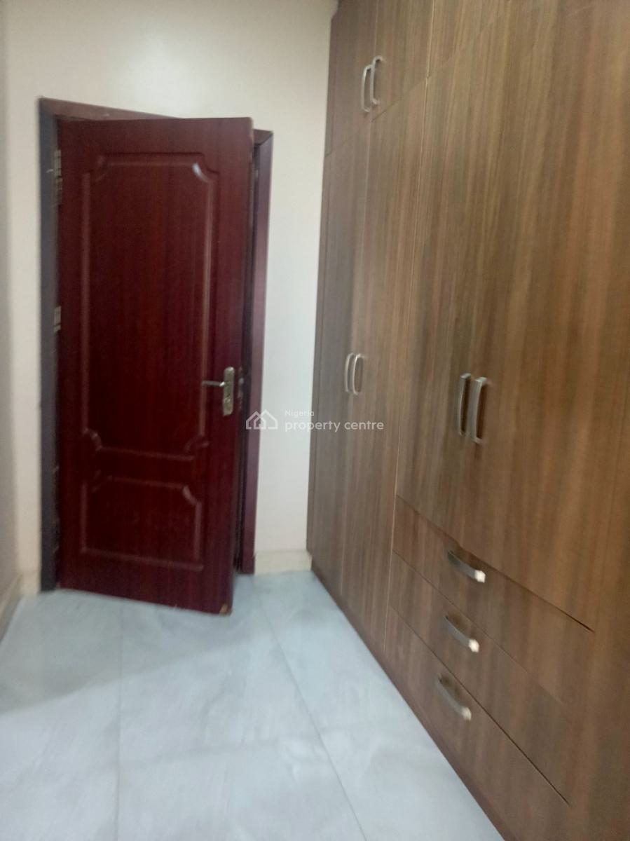 Spacious and Serviced 3 Bedroom Apartment with Bq Attached, Guzape District, Abuja, Flat / Apartment for Rent