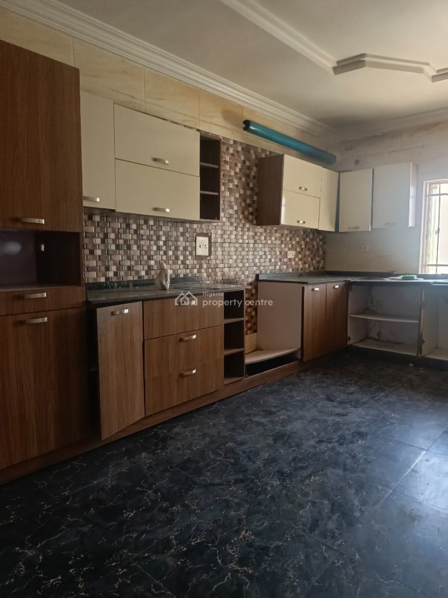 Spacious and Serviced 3 Bedroom Apartment with Bq Attached, Guzape District, Abuja, Flat / Apartment for Rent