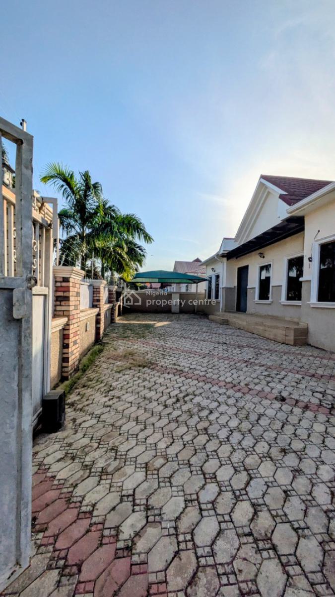 Very Clean 3 Bedroom Detached Bungalow with 1 Bedroom Flat Bq, Sunnyvale Estate, Dakwo, Abuja, Detached Bungalow for Sale