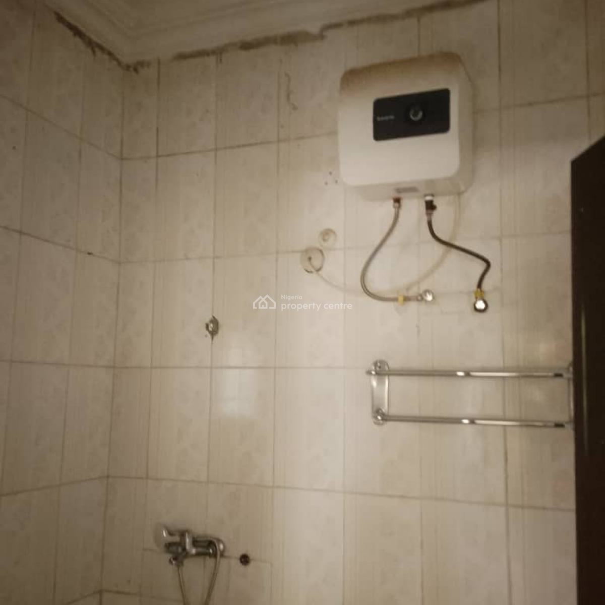 Clean 2 Bedroom Flat, Off 4th Avenue, Gwarinpa, Abuja, Flat / Apartment for Rent