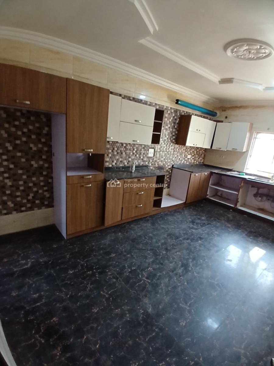Well Renovated 3 Bedroom Block of Flat with a Room Bq, Guzape Abuja Diplomatic Zone, Guzape District, Abuja, House for Rent