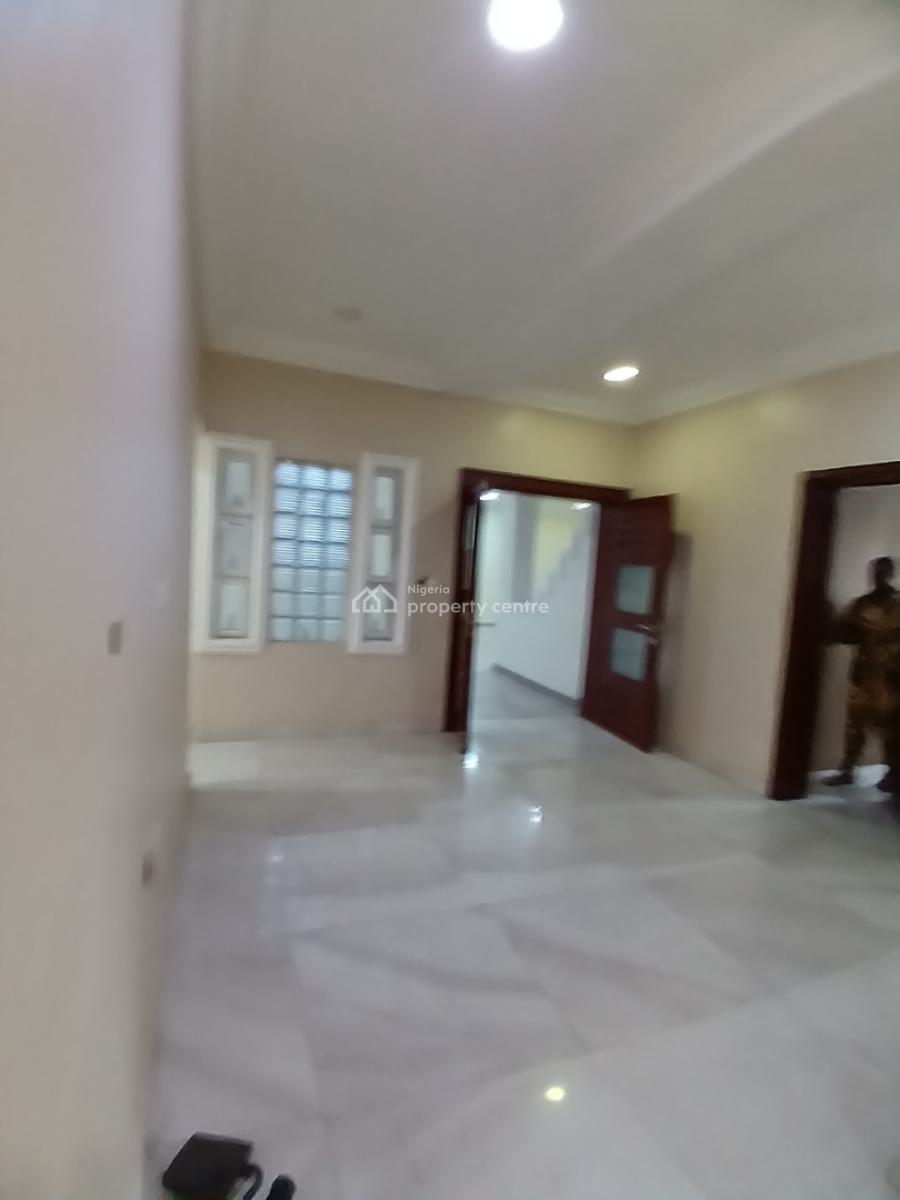 Well Renovated 3 Bedroom Block of Flat with a Room Bq, Guzape Abuja Diplomatic Zone, Guzape District, Abuja, House for Rent