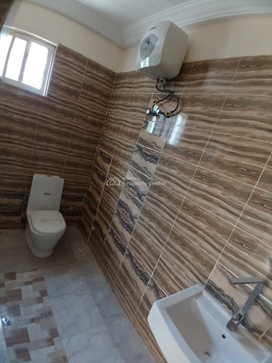 Well Renovated 2 Bedroom Block of Flat, Guzape Abuja Diplomatic Zone, Guzape District, Abuja, House for Rent